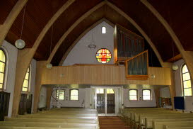 Eingang und Empore mit der großen Orgel